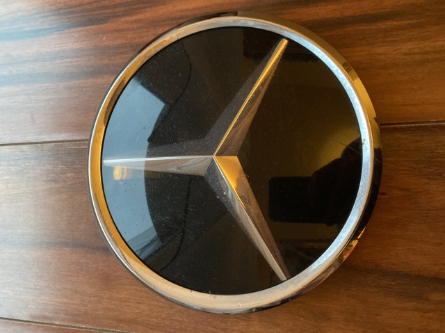 Кронштейн эмблемы решетки радиатора A0008880011 MERCEDES