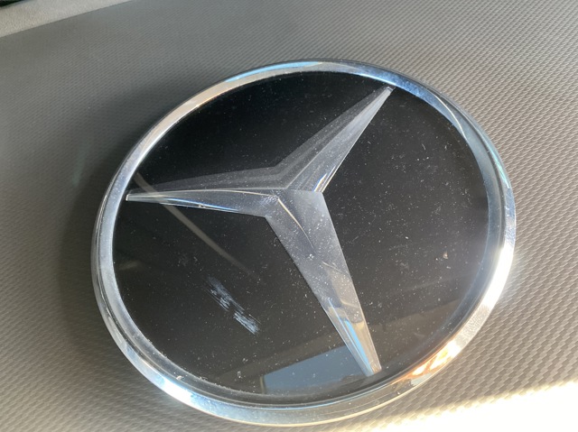 Фирменный значек решетки радиатора A0008880111 MERCEDES