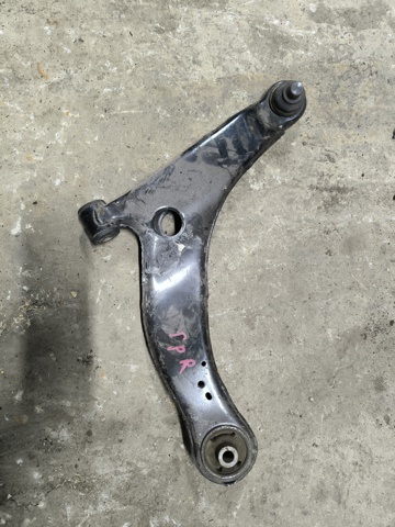 Нижний правый рычаг передней подвески MR594326 MITSUBISHI
