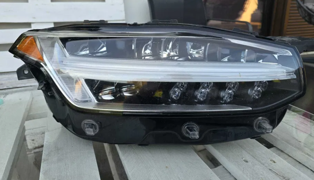 Фара передняя правая 31655784 VOLVO