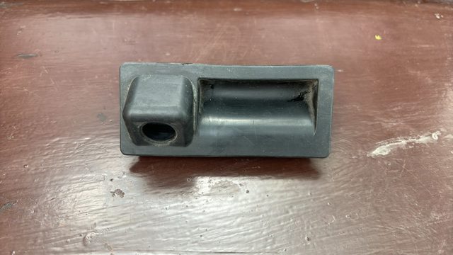 Ручка крышки багажника/3-й/(5-й) двери, наружная 7P6827566C VAG