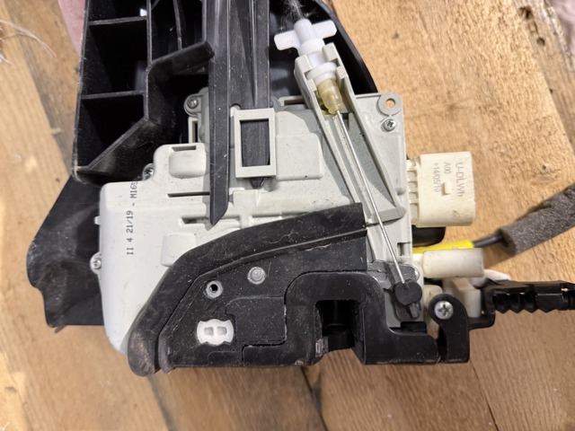 PORSCHE 9A783731500 Замок водительской двери в наличии Каменское