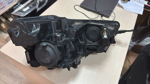 VAG 657941015 Левая фара в наличии Украина