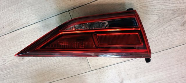 Задний левый внутренний фонарь 8V5945075 VAG