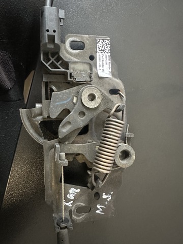 Замок крышки капота 103301100A TESLA