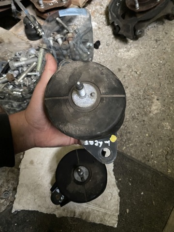 Подушка (опора) двигателя, передняя 112205SA0A NISSAN
