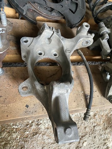 Цапфа поворотного кулака 40015JA00A NISSAN