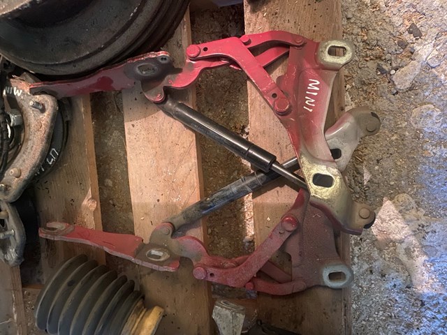 Завеса капота правая 41007211640 BMW