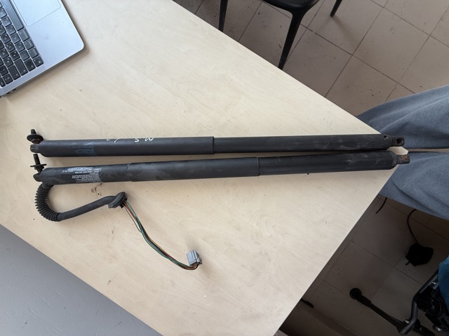 Амортизатор задней двери Tesla Model S