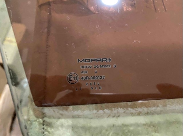 68082406AC CHRYSLER Стекло двери передней правой купить в Украина