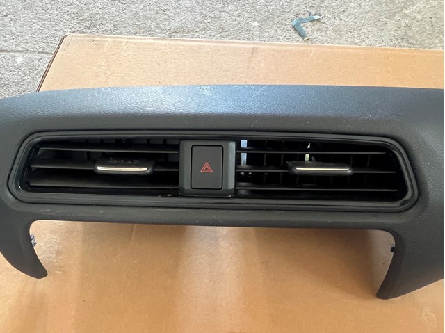 Решетка воздуховода 687505SK0B NISSAN