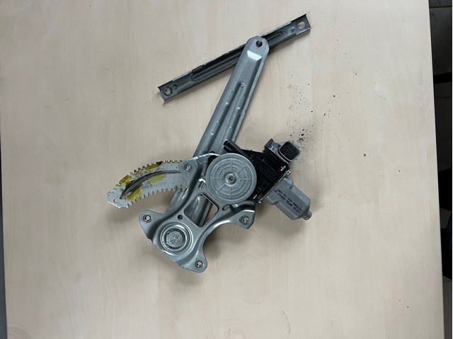Мотор стеклоподъемника двери задней, правой 827303NF0A NISSAN