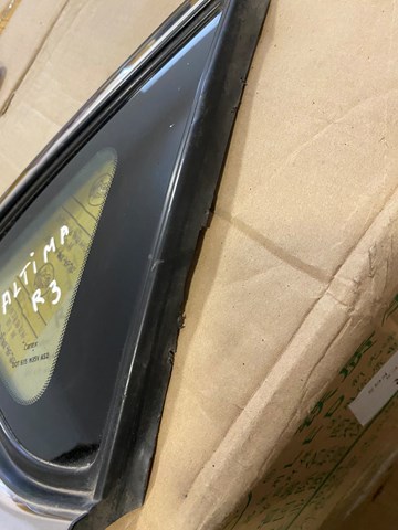 Стукло багажника, правое 833003TA1A NISSAN