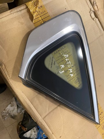 833003TA1A Стекло кузова (багажного отсека) правое купить Украина