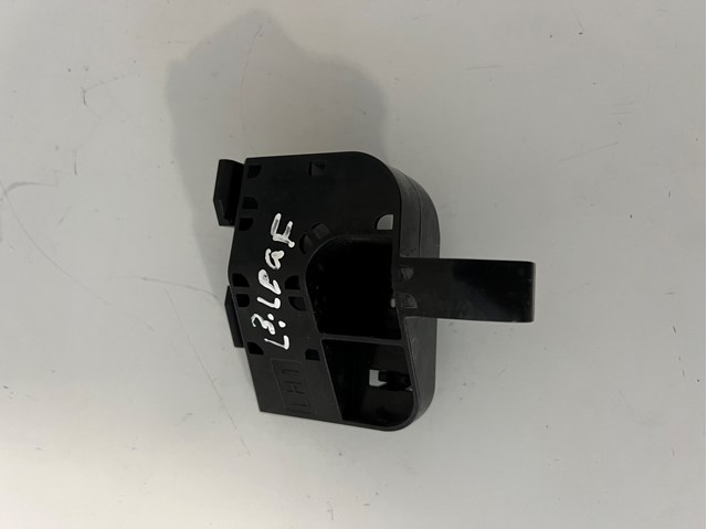 Правый кронштейн заднего бампера 852295SK0A NISSAN