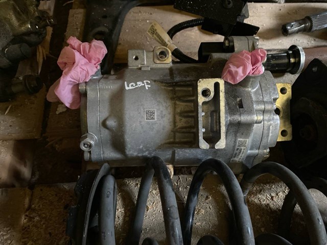 Компрессор кондиционера 926005SA0A NISSAN