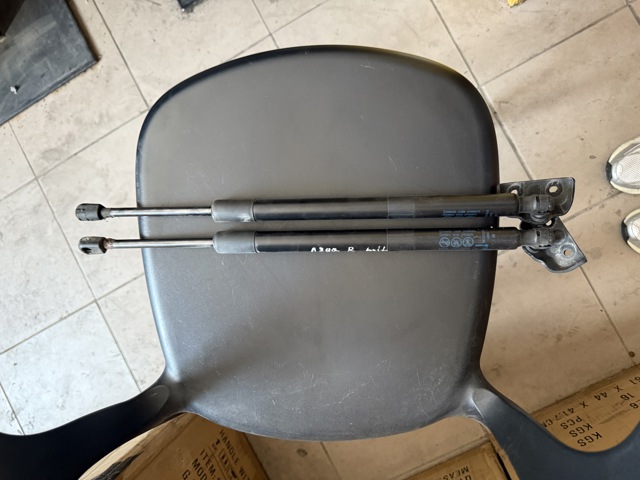 Амортизатор двери багажника 95429722 GM