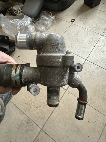 Корпус термостата в сборе DS7Z8A586D FORD