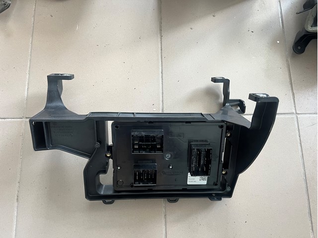 Монтажный блок предохранителей PT00940401A RIVIAN