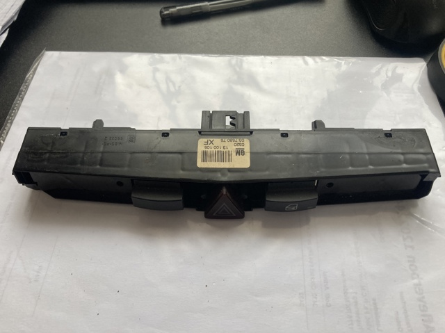 Кнопка аварийного сигнала 13100105 OPEL