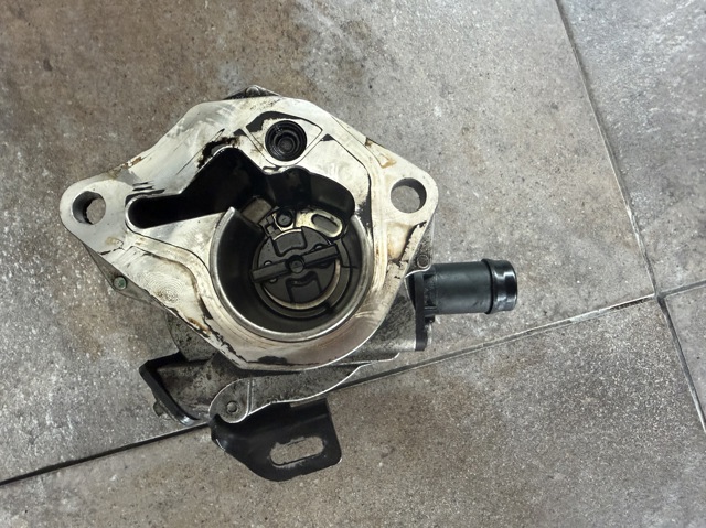 Насос вакуумный 1465000Q1F NISSAN