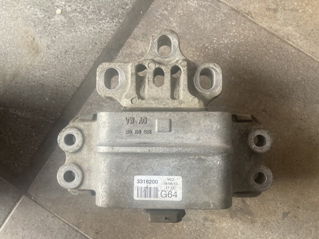 1K0199555 Подушка (опора) двигателя левая купить Ужгород