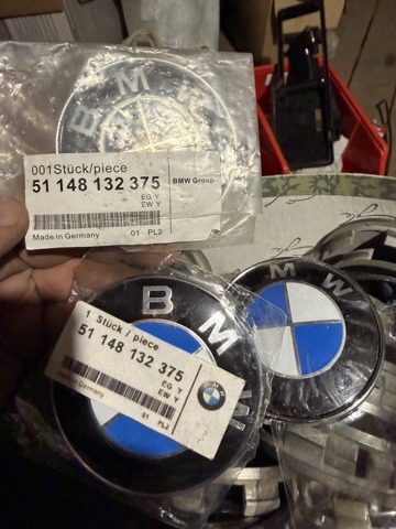 Фирменный значек капота 51148132375 BMW