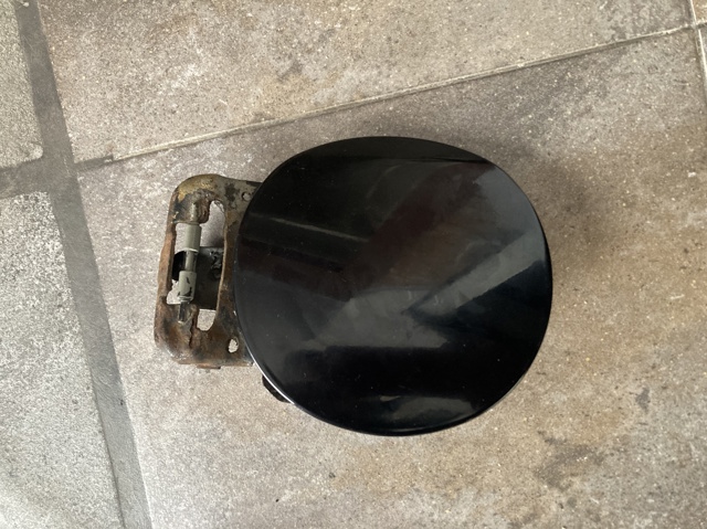 63910SNAA00ZZ Honda Лючок бензобака (топливного бака)