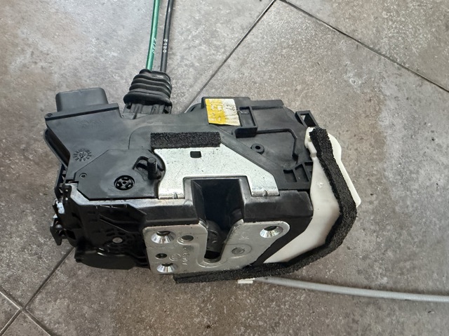 HYUNDAI 814202P000 Замок двери задней правой в наличии Запорожье