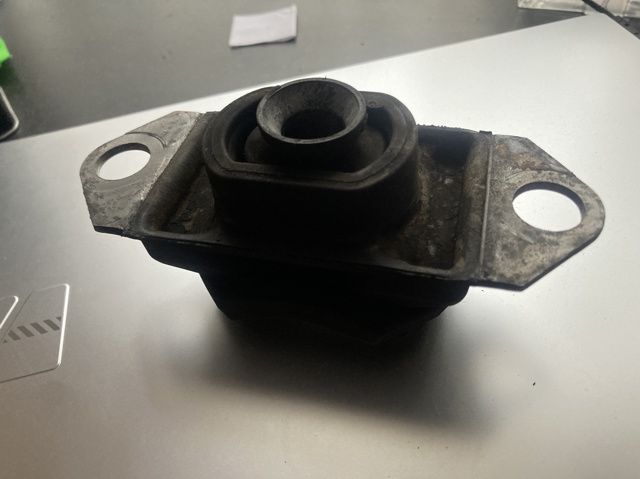 Подушка (опора) двигателя, левая 8200395661 RENAULT