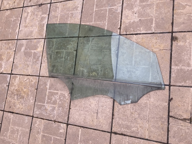 Стекло пассажирской двери A2057253800 MERCEDES
