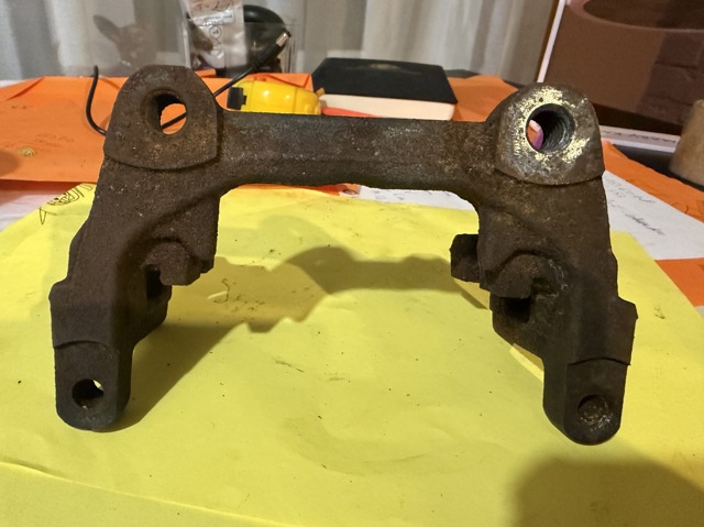 DG9Z2B511B FORD Скоба тормозного суппорта заднего купить в Каменское