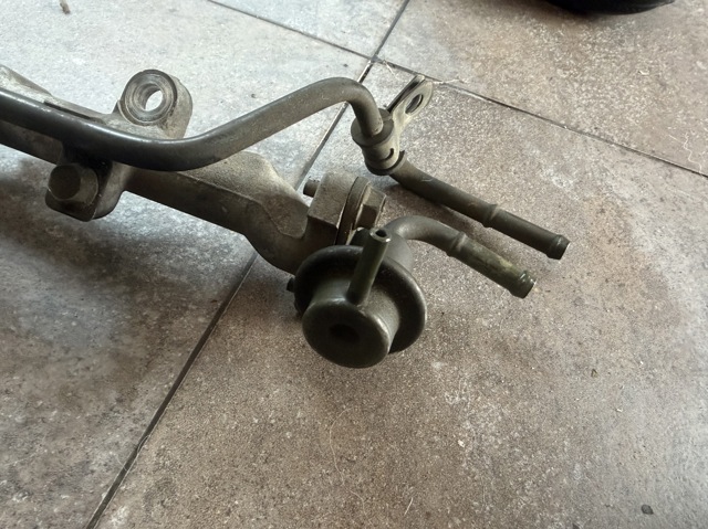 Регулятор давления топлива FS0513280 MAZDA