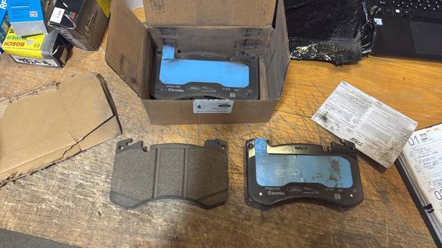 Колодки тормозные передние дисковые LR157389 LAND ROVER