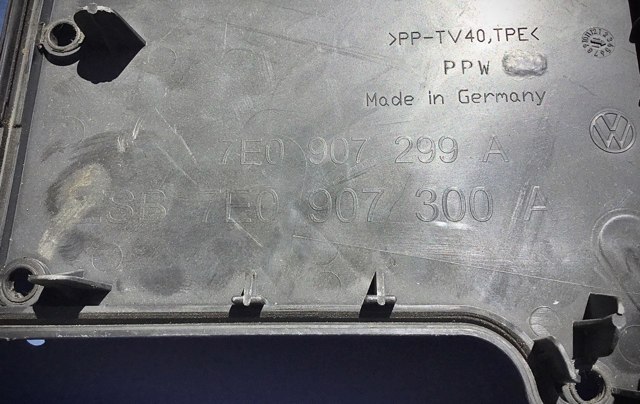 7E0907300A Крышка блока предохранителей купить Киев