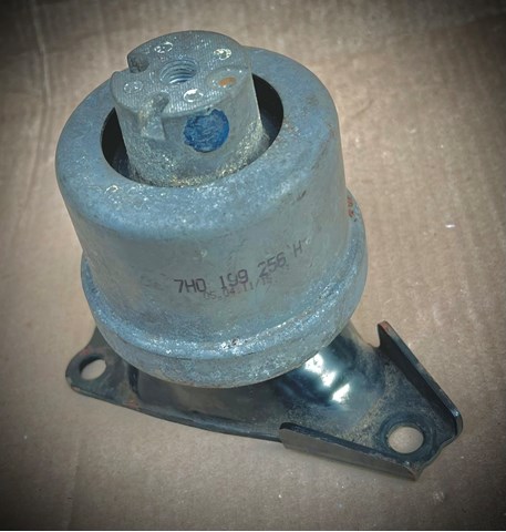 Правая подушка двигателя Volkswagen Transporter T6