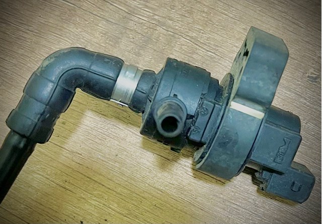 Клапан вентиляции газов топливного бака A0004703993 MERCEDES