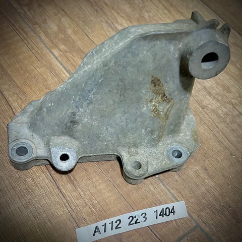 Кронштейн подушки (опоры) двигателя, левой A1122231404 MERCEDES
