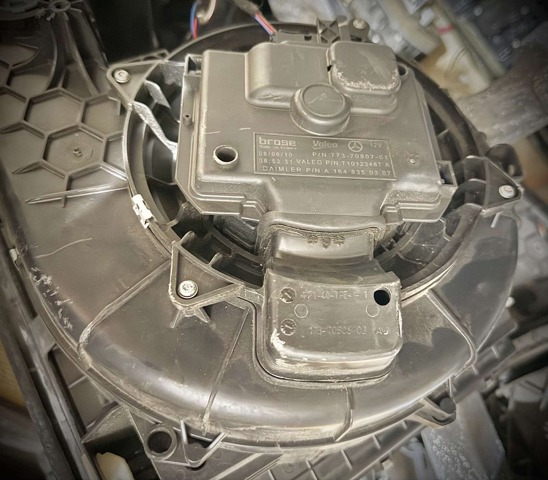 Мотор вентилятора печки (отопителя салона) A1648350307 MERCEDES