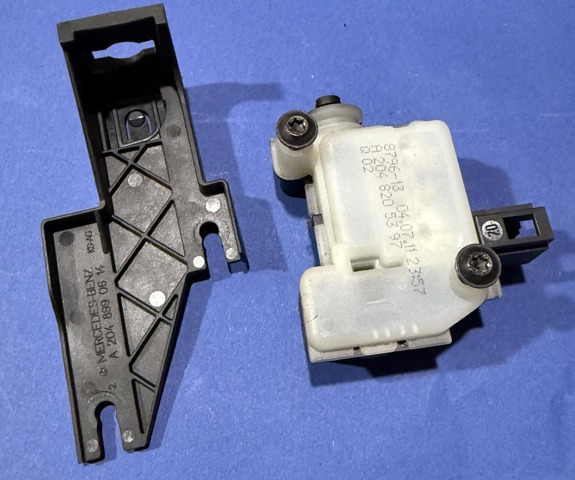 A2048205397 MERCEDES Мотор-привод открытия лючка бака купить в Житомир