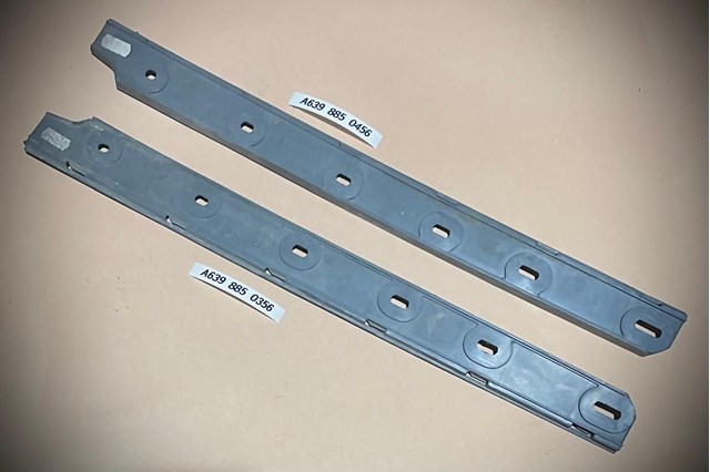 Направляющая заднего бампера, правая A6398850456 MERCEDES