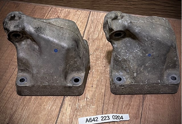 Кронштейн подушки (опоры) двигателя, левой A6422230204 MERCEDES