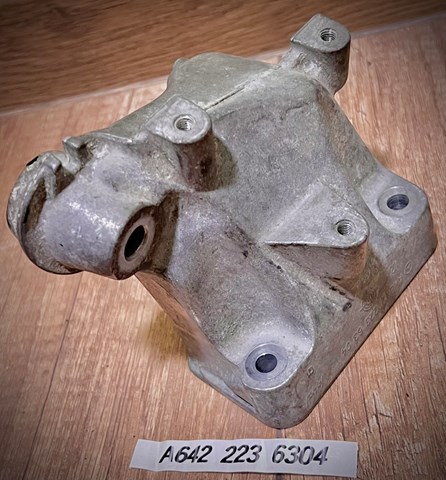 Кронштейн подушки (опоры) двигателя, левой A6422236304 MERCEDES