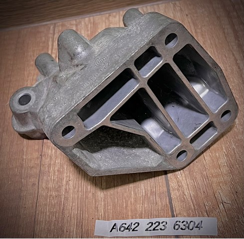 A6422236304 Кронштейн подушки (опоры) двигателя левой купить Ровно