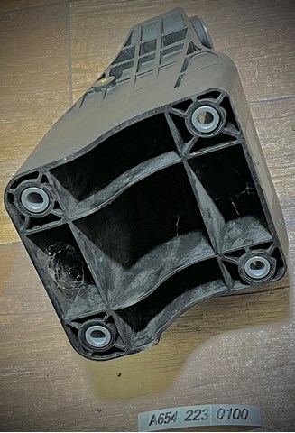 A6542230100 MERCEDES Кронштейн подушки (опоры) двигателя правой купить в Ужгород