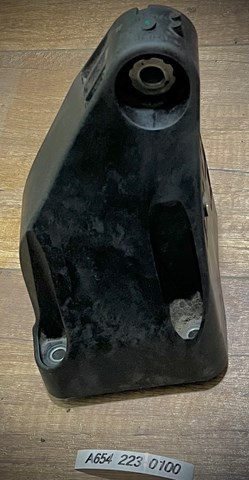 Кронштейн подушки (опоры) двигателя, правой A6542230100 MERCEDES
