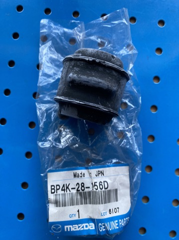 Втулка стабилизатора заднего BP4K28156D MAZDA