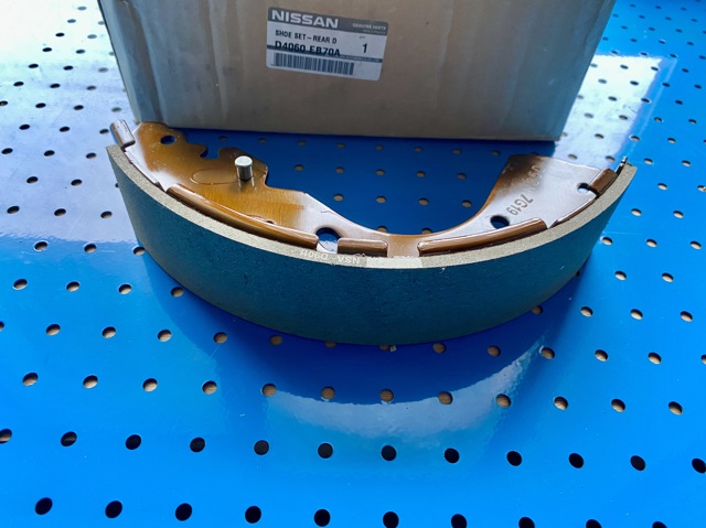 Колодки тормозные задние, барабанные D4060EB70A NISSAN
