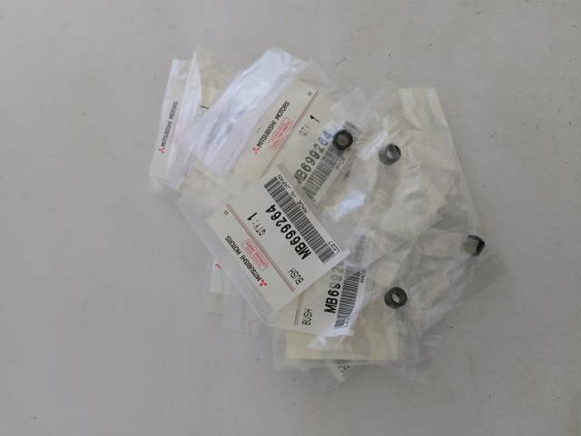 Пыльник направляющей суппорта тормозного переднего MB699264 MITSUBISHI