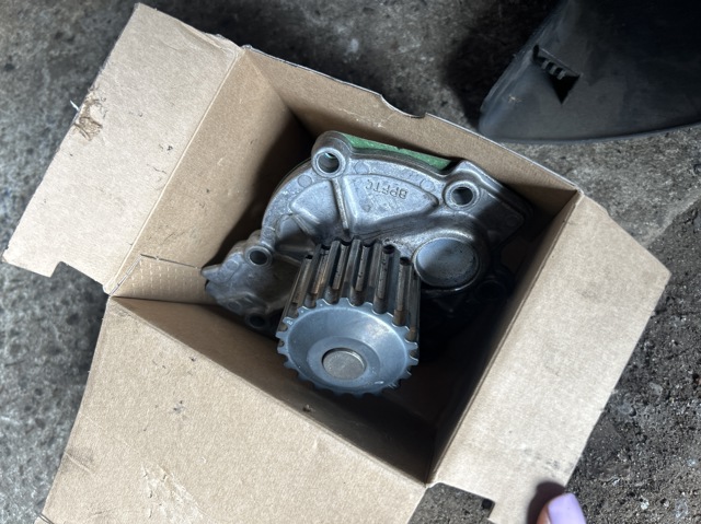 Водяной насос 31686005 VOLVO